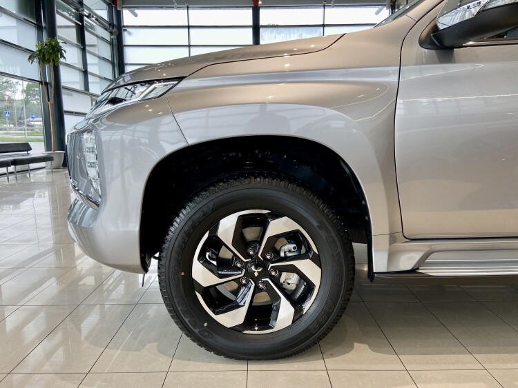 Pajero Sport ULTIMATE 3.0V6 8AT 4WD